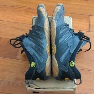 Vibram V Train Gold\'s gym edition men\'s size 8-8.5 Vibram FiveFingers V-Train Gold main image 2